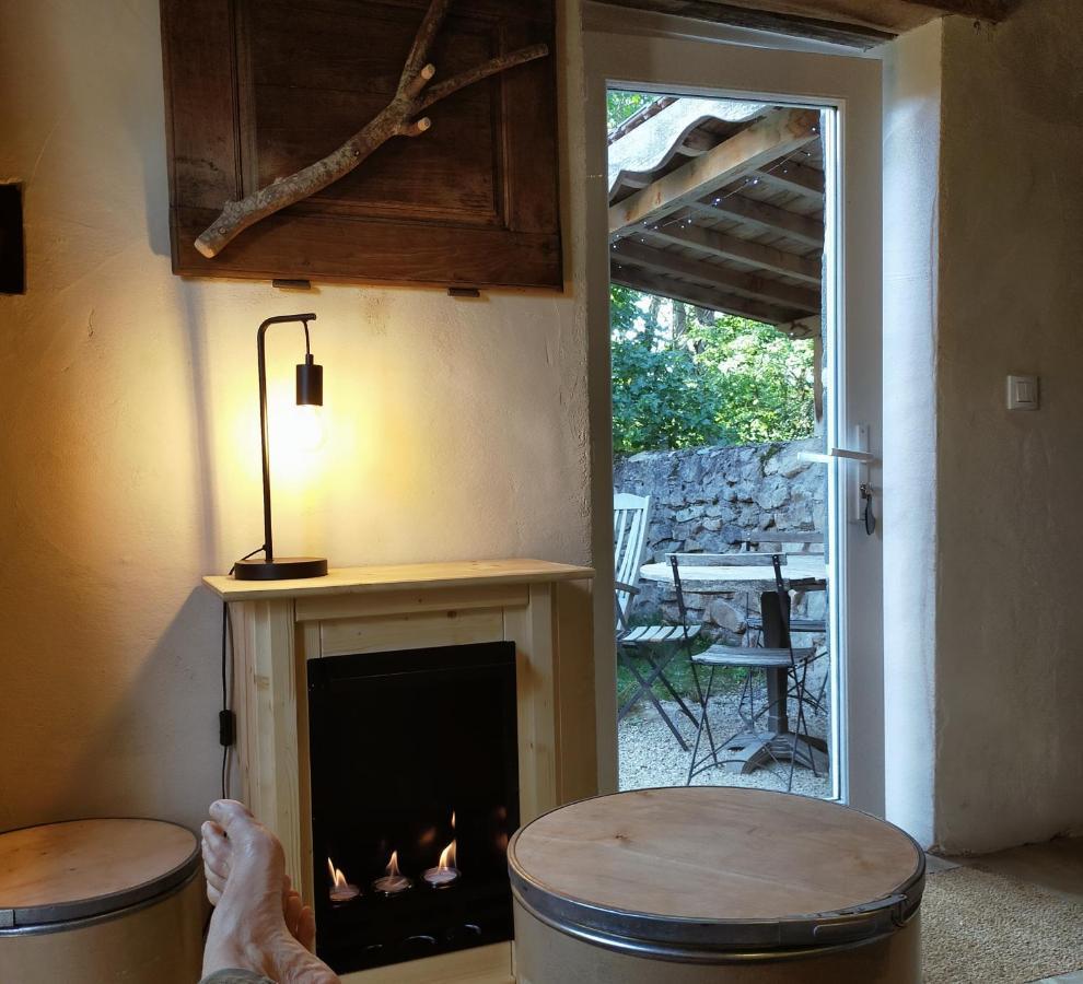 Suites De Campagne Les Eydieux, Petits Dejeuners Inclus Saint-Angel  Extérieur photo